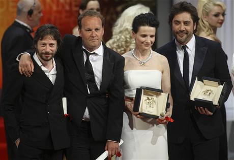 ocenn na festivalu v Cannes 2010: zleva Mathieu Almaric, Xavier Beauvois, Juliette Binocheov a Javier Bardem