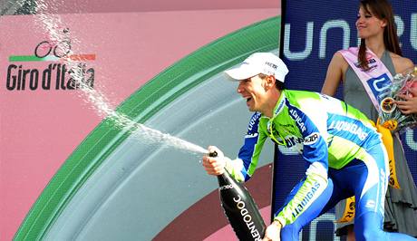 Italsk cyklista Vincenzo Nibali oslavuje triumf.