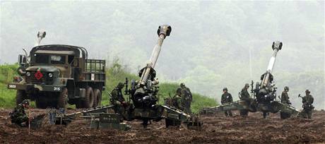 Jihokorejt vojci nacviuj obranu proti ppadnmu tok severokorejsk armdy. (25. kvtna 2010)