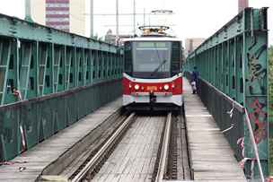 Tramvajový most vznikl jako provizorní spojení mezi Trojou a Holeovicemi v roce 1977.