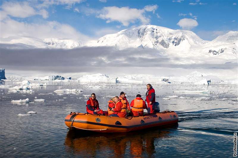 Antarktida je ím dál astji dobývána turistickými výpravami.
