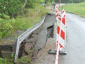 Trhlina na vozovce v ulici Podles v Karvin. 