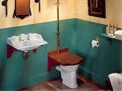 Nejvt Museum vesnickho ivota vBritnii uspod v srpnu 2010 u pleitosti 100. vro smrti vynlezce modern toalety Thomase Crappera speciln vstavu.