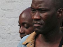 Homosexulov Tiwonge Chimbalanga (vpravo) a Steven Monjeza byli v Malawi odsouzeni za symbolick satek. (20. kvtna 2010)
