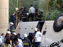 Nejmn estnct turist zahynulo a dalch 25 bylo zranno pi havrii autobusu na jihu Turecka. (25. kvtna 2010)