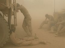 Psunci americk nmon pchoty se chrn ped psenou bou v provincii Helmand (7. kvtna 2008)