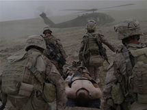 Vojent lkai nesou pslunka americk nmon pchoty do helikoptry v provincii Helmand (6. ervna 2009)
