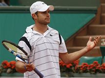 TO SNAD NE?! Americk tenista Andy Roddick se div v zpase s Rusem Gabavilim, kter ho z Roland Garros vyprovodil.