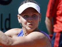Lucie afov v souboji s Dokiovou v prvnm kole Roland Garros 2010.