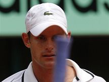 Andy Roddick hz raketou v duelu 1. kola Roland Garros proti Finu Nieminenovi.