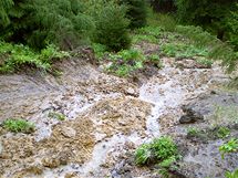 Sesuv pdy v Bukovci u Jablunkova uzavel hlavn silnin tah na Polsko. (20. kvtna 2010)