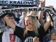 Fanynka Hradce Krlov oslavuje postup svho oblbenho tmu do prvn ligy.