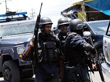 Jednotky policie a armdy bojuj v jamajsk metropoli Kingstonu s gangy drogovho bosse. (26. kvtna 2010)