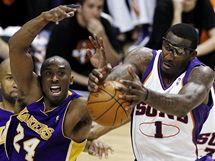 Kobe Bryant (vlevo) z LA Lakers a Amare Stoudemire bojuj o m