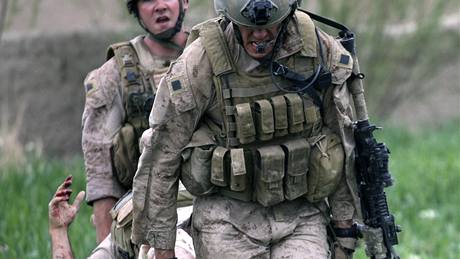 Vojentí lékai evakuují písluníka americké námoní pchoty v Afghánistánu (4. ervna 2009)