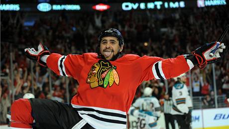 ROZHODL. Dustin Byfuglien z Chicaga právě v prodloužení srazil tým San Jose. ROZHODL. Dustin Byfuglien z Chicaga právě v prodloužení srazil tým San Jose.
