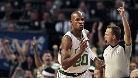Ray Allen z Bostonu právě vstřelil trojku proti Orlandu Ray Allen z Bostonu právě vstřelil trojku proti Orlandu