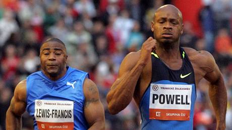 GIGANT. Asafa Powell (vpravo) na mítinku Zlatá tretra. Vedle nj Lewis Francis