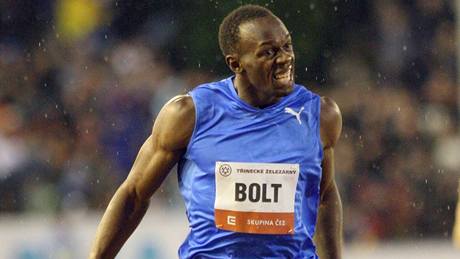 NEDÁ MU SPÁT. Usain Bolt myslí na rekord na trati 300 metr, který letos v detivé Ostrav nepekonal.