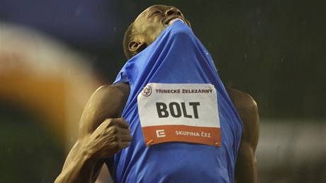 Usain Bolt po vítzství v závod na 300 metru na ostravském mítinku Zlatá tretra.