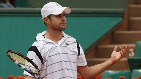 TO SNAD NE?! Americký tenista Andy Roddick se diví v zápase s Rusem Gabavilim, který ho z Roland Garros vyprovodil.
