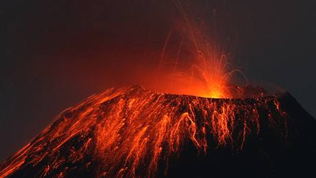Erupce ekvádorské sopky Tungurahua nedaleko Cotalo (28. května 2010) Erupce ekvádorské sopky Tungurahua nedaleko Cotalo (28. května 2010)