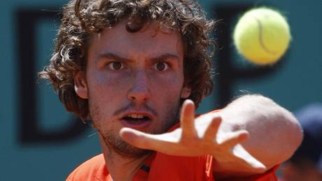 Ernests Gulbis skonil svou cestu grandslamovou Paíí u v prvním kole. Musel pro zranní vzdát.