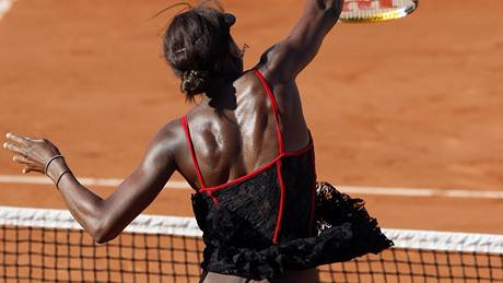KDY SUKN LETÍ VZHRU. Netradiní úbor Venus Williamsové pro letoní Roland Garros