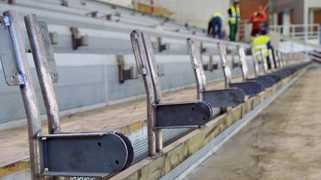 Novinkou v brnnské hale Rondo budou do nové sezony HC Komety Brno i modré sklápcí sedaky, které nahradí devné lavice (26. kvten 2010)