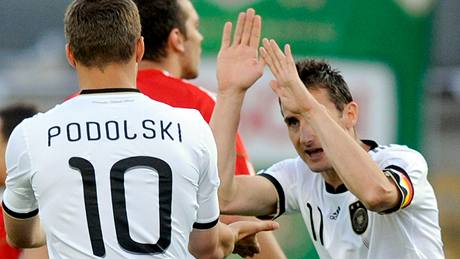 Nmetí útoníci Lukas Podolski (vlevo) a Miroslav Klose se radují z gólu