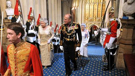 Královna pichází na slavnostní zahájení nového zasedacího obdobé parlamentu (25. kvtna 2010)