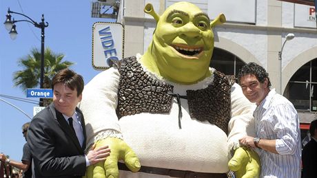 Herci Mike Myers (vlevo) a Antonio Banderas se Shrekem na hollywoodském chodníku slávy