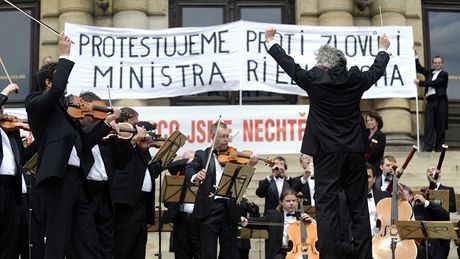Hudebníci České filharmonie (ČF) protestovali 27. května na schodech pražského Rudolfina proti způsobu jmenování svého nového ředitele. Hudebníci České filharmonie (ČF) protestovali 27. května na schodech pražského Rudolfina proti způsobu jmenování svého nového ředitele.