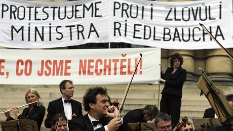 Hudebníci eské filharmonie (F) protestovali 27. kvtna na schodech praského Rudolfina proti zpsobu jmenování svého nového editele.