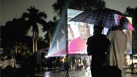Haiané sledují projekci televizního seriálu ve stanovém táboe v Port-au-Prince. (22. kvtna 2010)