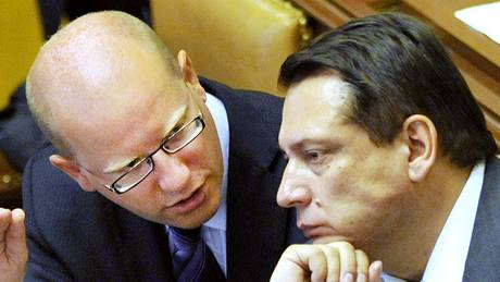 Předseda ČSSD Jiří Paroubek (vpravo) a místopředseda strany Bohuslav Sobotka na schůzi Poslanecké sněmovny. (27. května 2010) Předseda ČSSD Jiří Paroubek (vpravo) a místopředseda strany Bohuslav Sobotka na schůzi Poslanecké sněmovny. (27. května 2010)