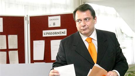 Jií Paroubek odevzdal volební hlas v Teplicích. (28. kvtna 2010)
