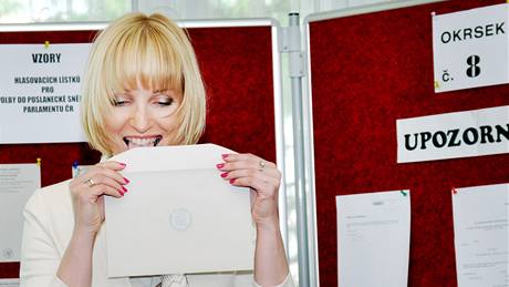 Petra Paroubková olizuje obálku s hlasovacím lístkem ve volební místnosti v Teplicích. (28. kvtna 2010)