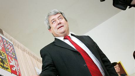Pedseda KSM Vojtch Filip odevzdal volební lístek v eských Budjovicích. (28. kvtna 2010)