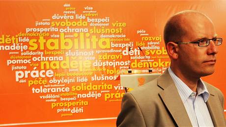 Nervozita ve tvái Bohuslava Sobotky ve volebním tábu SSD poté, co byly zveejnny první volební výsledky. (29. kvtna 2010)