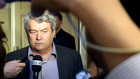 Předseda KSČM Vojtěch Filip komentuje průběžné výsledky voleb do Poslanecké sněmovny. (29. května 2010) Předseda KSČM Vojtěch Filip komentuje průběžné výsledky voleb do Poslanecké sněmovny. (29. května 2010)