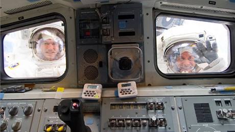 Pozdrav od astronaut pi výstupu do volného prostoru (STS-132)