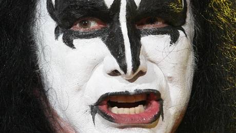 Gene Simmons svými výroky pipravil kapelu Kiss o monost zahrát si na výroním koncertu pro Michaela Jacksona.