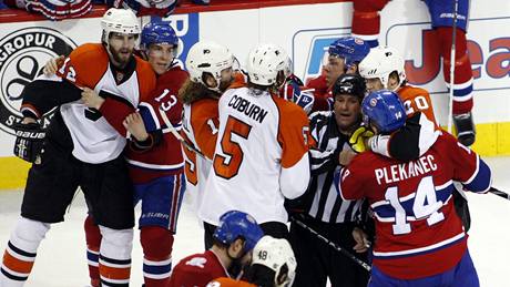 Bitka mezi hokejisty Montrealu a Philadelphie, do které se zapojil i Tomá Plekanec. 