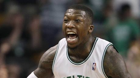 Nate Robinson z Bostonu slaví. 