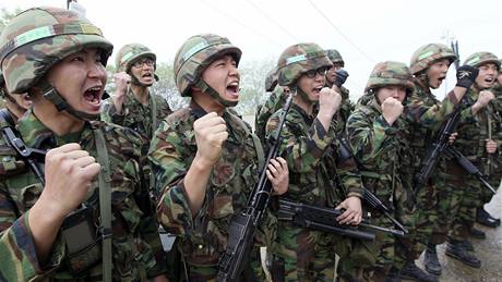 Jihokorejtí vojáci nacviují obranu proti pípadnému útoku severokorejské armády. (25. kvtna 2010)