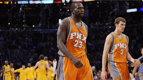 Jason Richardson (23) a Goran Dragič z Phoenixu Suns odcházejí smutně po závěrečném hvizdu. V pozadí radost hráčů LA Lakers. Jason Richardson (23) a Goran Dragič z Phoenixu Suns odcházejí smutně po závěrečném hvizdu. V pozadí radost hráčů LA Lakers.