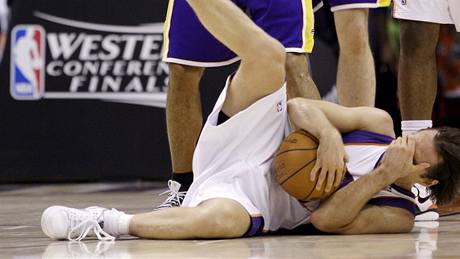 Steve Nash z Phoenixu Suns leí na palubovce po úderu od Dereka Fishera z LA Lakers