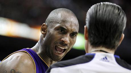 Kobe Bryant z LA Lakers v debat s rozhodím Kenem Mauerem. 