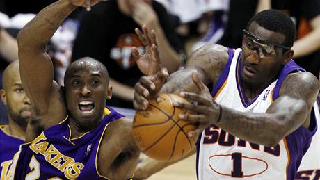 Kobe Bryant (vlevo) z LA Lakers a Amar´e Stoudemire bojují o mí